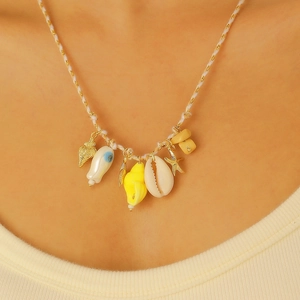 Dettaglio della collana a tema marino con stella marina, conchiglie e cordino