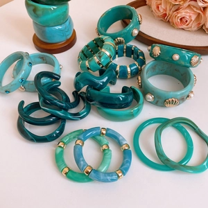 Vintage gold-plated resin bangles and beaded bracelets with marble patterns and pearls