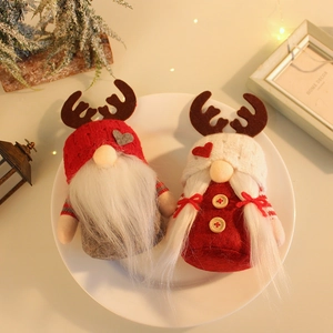 Charmants gnomes de Noël avec bois de renne et bonnets tricotés pour déco festive