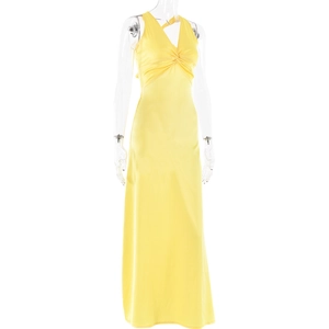 Détail de la robe longue en satin jaune avec col en V élégant et nœud torsadé sur le devant