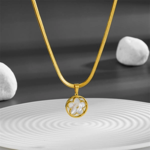 Goldene Edelstahl-Schlangenkette mit weißem Kleeblatt-Muschelanhänger auf weißer Scheibe