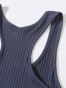 Détail du débardeur de sport bleu marine en maille côtelée montrant coutures et texture