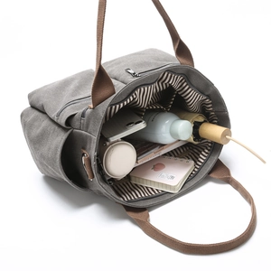 Große graue Segeltuchtasche mit mehreren Taschen und gestreiftem Futter für den Alltag