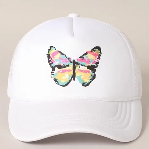Détail de l'imprimé papillon coloré sur la casquette trucker en maille blanche