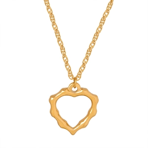 Collier cœur plaqué or minimaliste avec texture ondulée de bambou sur fond blanc