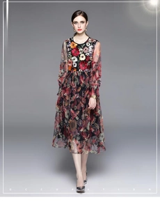 Détails de la robe en tulle élégante avec broderie florale et jupe à plusieurs niveaux