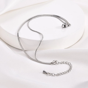 Dettaglio della collana a catena serpente argento con chiusura a moschettone e catena