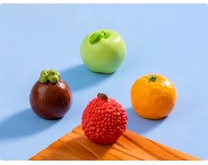 Primer plano de detalles de mini frutas de resina para decoración de manualidades y microlandscape.