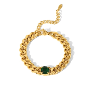 Détail du bracelet gourmette plaqué or 18k avec pierre de zircone ovale verte