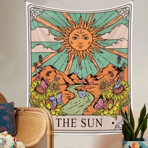 Dettaglio dell'arazzo dei tarocchi The Sun con sole, girasoli e motivi a fiumi colorati