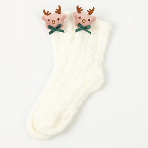 Detail von weißen Plüsch-Korallenvlies-Socken mit süßer Rentierpuppe und grüner Schleife