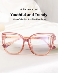 Detalle de las gafas cat-eye rosa marrón con filtro de luz azul sobre tela blanca