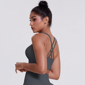 Dettaglio posteriore del reggiseno sportivo grigio scuro con spalline incrociate e tessuto elastico