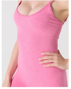 Details des rosa nahtlosen Yoga-Einteilers mit Rippenstrick an der Taille und Melange-Stoff