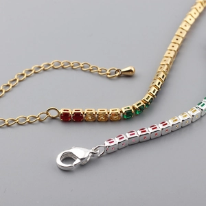 Détails de colliers en zircon coloré avec finitions or et argent et fermoir mousqueton