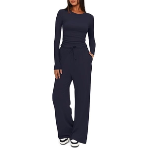 Dettaglio del set loungewear blu navy a costine con coulisse in vita e gamba larga