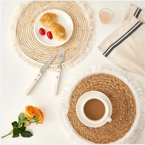 Detalle de manteles individuales tejidos naturales con flecos en fibras beige y marrón