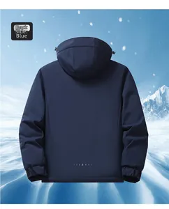 Rückansicht der blauen wasserdichten Kapuzenjacke mit Reflektoren und Schneeberg-Hintergrund