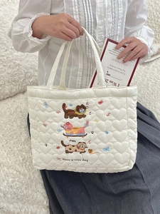 Quilted white tote bag with cute cat and puppy embroidery for casual commuting