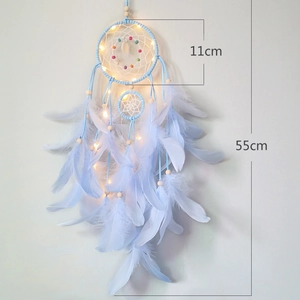 Hellblauer Traumfänger mit Federn, Perlen und LED-Lichtern, Größe 11 cm x 55 cm, Deko