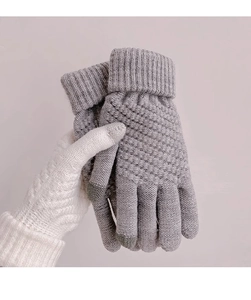 Dettaglio guanti grigi in maglia con punte touch screen e polsini caldi a coste
