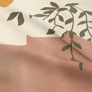 Gros plan d'une tapisserie bohème montrant la texture tissée et les motifs de plantes