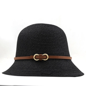 Chapeau cloche en paille noire pour femme avec ceinture marron et boucle dorée