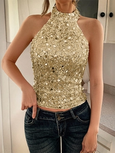 Nahaufnahme des eleganten goldenen Pailletten-Neckholder-Tops und des glitzernden Stoffes