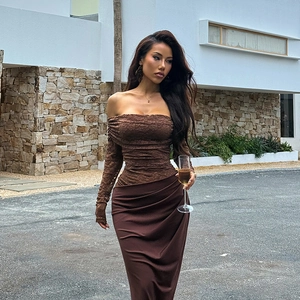 Elegante abito lungo marrone con spalle scoperte, corpino in pizzo e gonna in raso