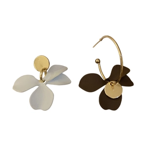 Boucles d'oreilles fleurs asymétriques avec clous et créoles mats pour femmes