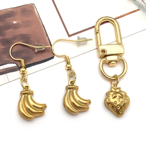 Ensemble charms fruits dorés avec boucles bananes évidées et pendentif fraise en métal