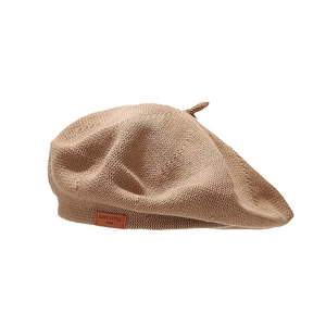 Berretto in maglia kaki con toppa in pelle e motivo a maglia cava strutturata chic