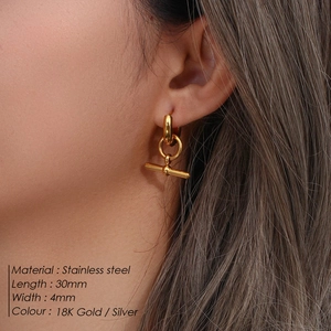 Boucles d'oreilles barre en T en acier inoxydable plaqué or 18K sur un modèle