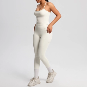 Détail de l'ensemble de yoga avec débardeur à col en U et legging taille haute avec poches