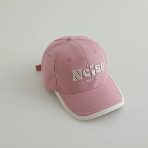 Dettaglio del cappellino rosa in cotone con ricamo Noise e bordino bianco sulla visiera