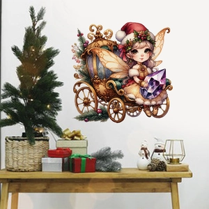 Détail de l'autocollant mural fée de Noël avec carrosse sur mur blanc de salon