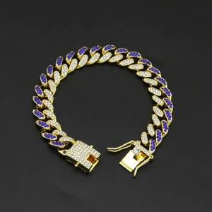 Gros plan du bracelet cubain 12mm hip hop avec cristaux de zircone violets et blancs