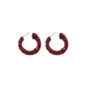 Elegante rote Strick-Ohrringe in Kreisform mit Goldhaken und weißen Texturdetails