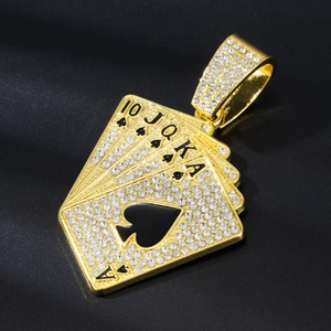 Macro-opname van poker hanger met sprankelende strassteentjes en gouden cubaanse ketting