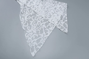 Gros plan détaillé d'une robe en dentelle blanche avec motifs floraux et maille transparente