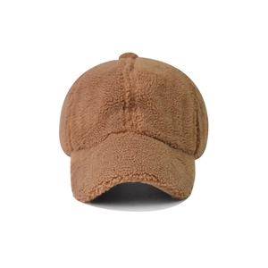 Berretto da baseball in lana di agnello marrone con texture calda e visiera curva