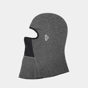 Detail van grijze gebreide bivakmuts met zwart ademend mesh en zijlogo voor het skiën