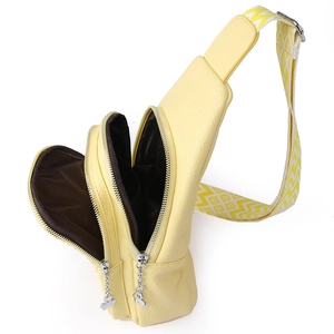 Borsa pettorale gialla in ecopelle con tracolla larga geometrica e scomparti con cerniera