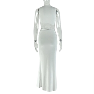 Détail du dos d'une robe longue blanche moulante avec une découpe à la taille