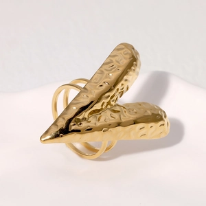 Exaggerated vintage heart-shaped gold plated stainless steel ring with hammered texture