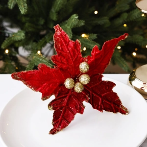 Fleur de Noël en velours rouge avec bordures dorées et baies sur fond festif