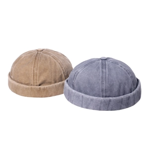 Vue détaillée de bonnets docker vintage lavés en toile marron et gris délavé