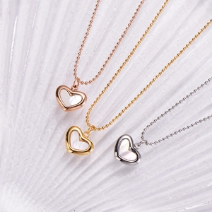 Trois colliers à pendentif cœur en nacre rose, doré et argenté sur chaîne perlée