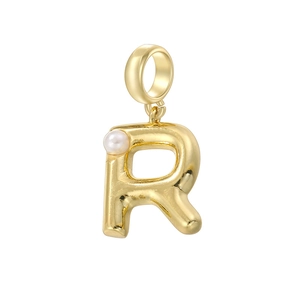 Vue détaillée du pendentif lettre R doré avec perle blanche et finition brillante