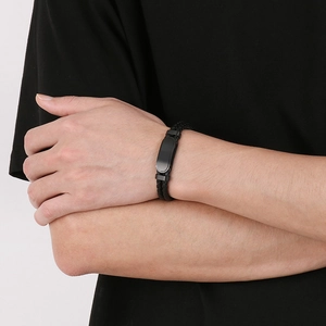 Bracelet pour homme en cuir tressé noir avec fermoir métallique mat au poignet